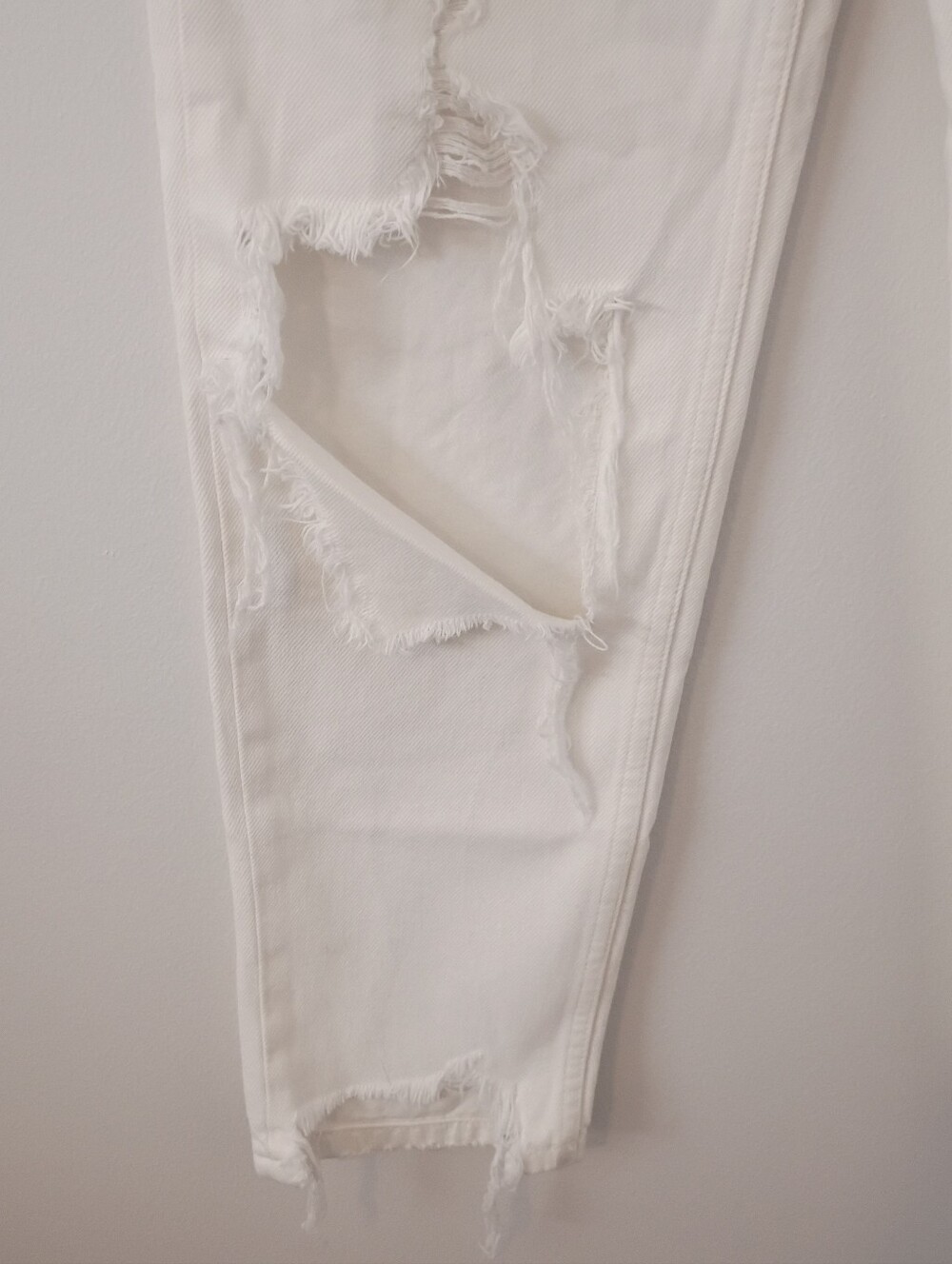 Zara White Distressed Ripped Mom Jeans - Picture 2 of 6